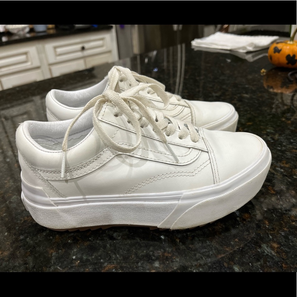 Leather is Not scuffed or scratched.              Hardly worn
Women 6
Men 4.5